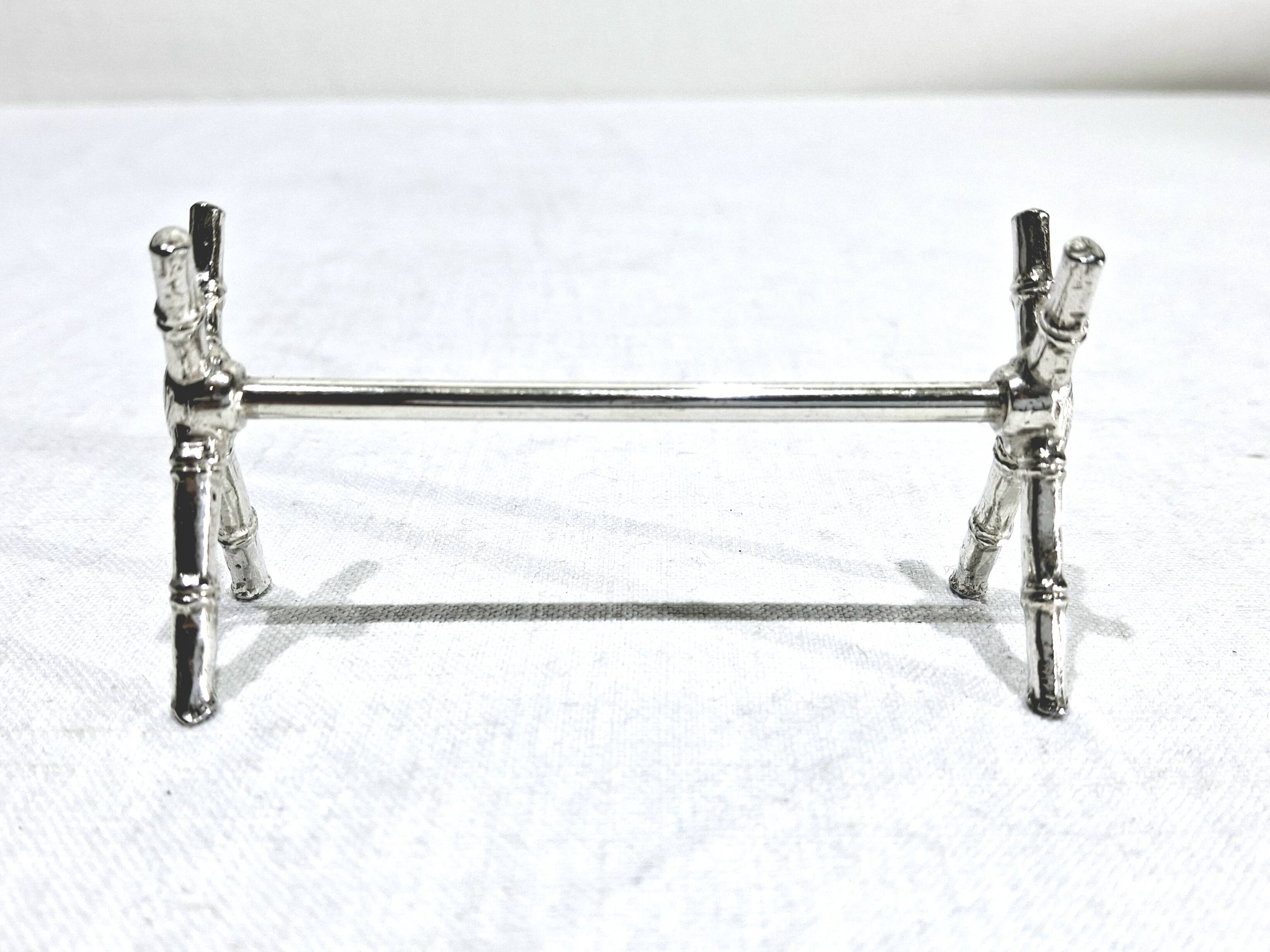 12 silver-plated metal knife handles, in a case.