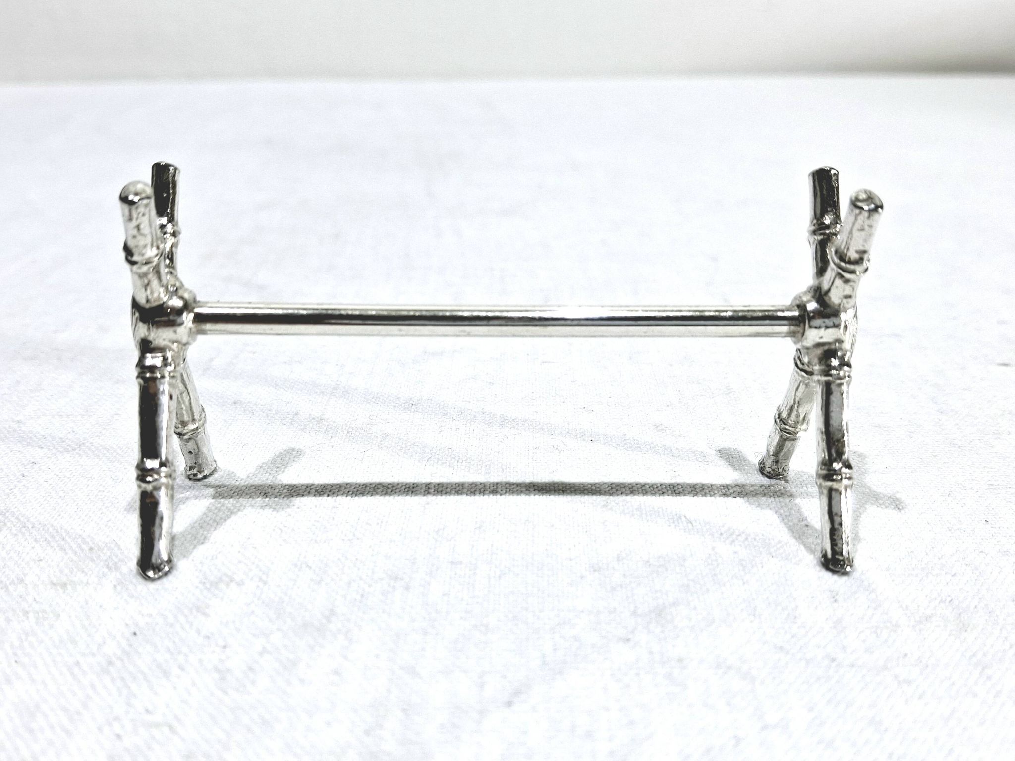 12 silver-plated metal knife handles, in a case.