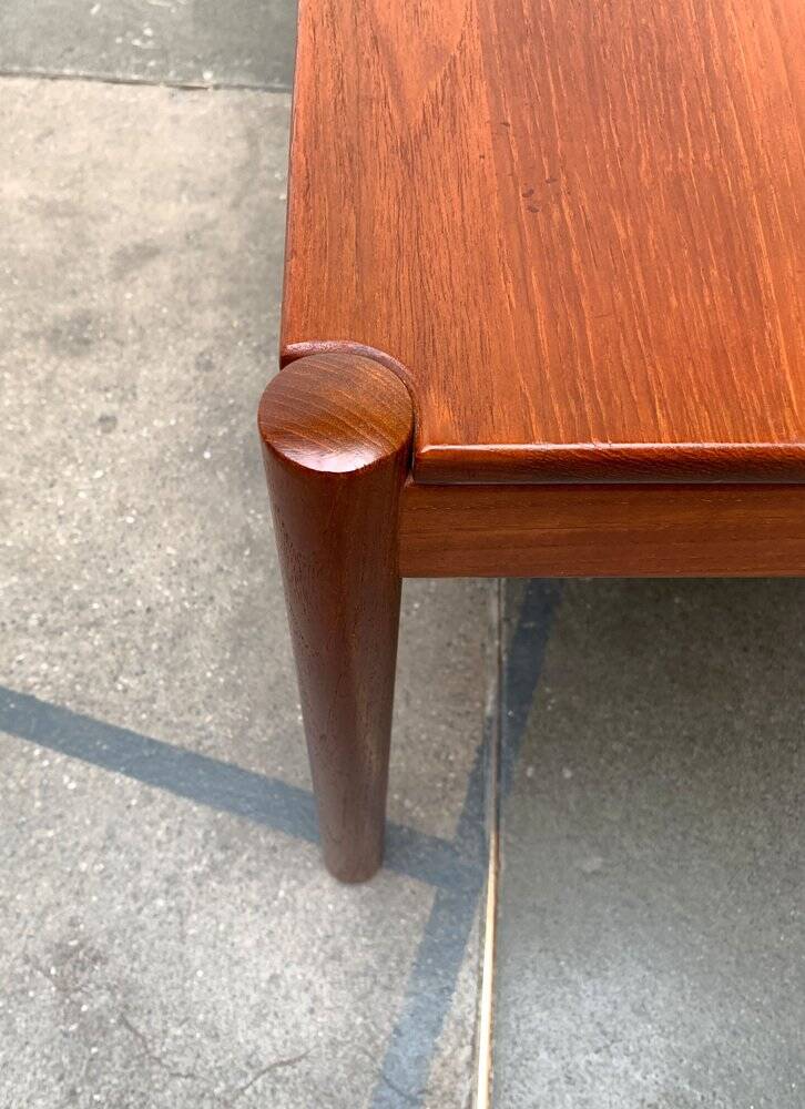 Table basse danoise du milieu du siècle en teck massif de Magnus Olesen, années 1960