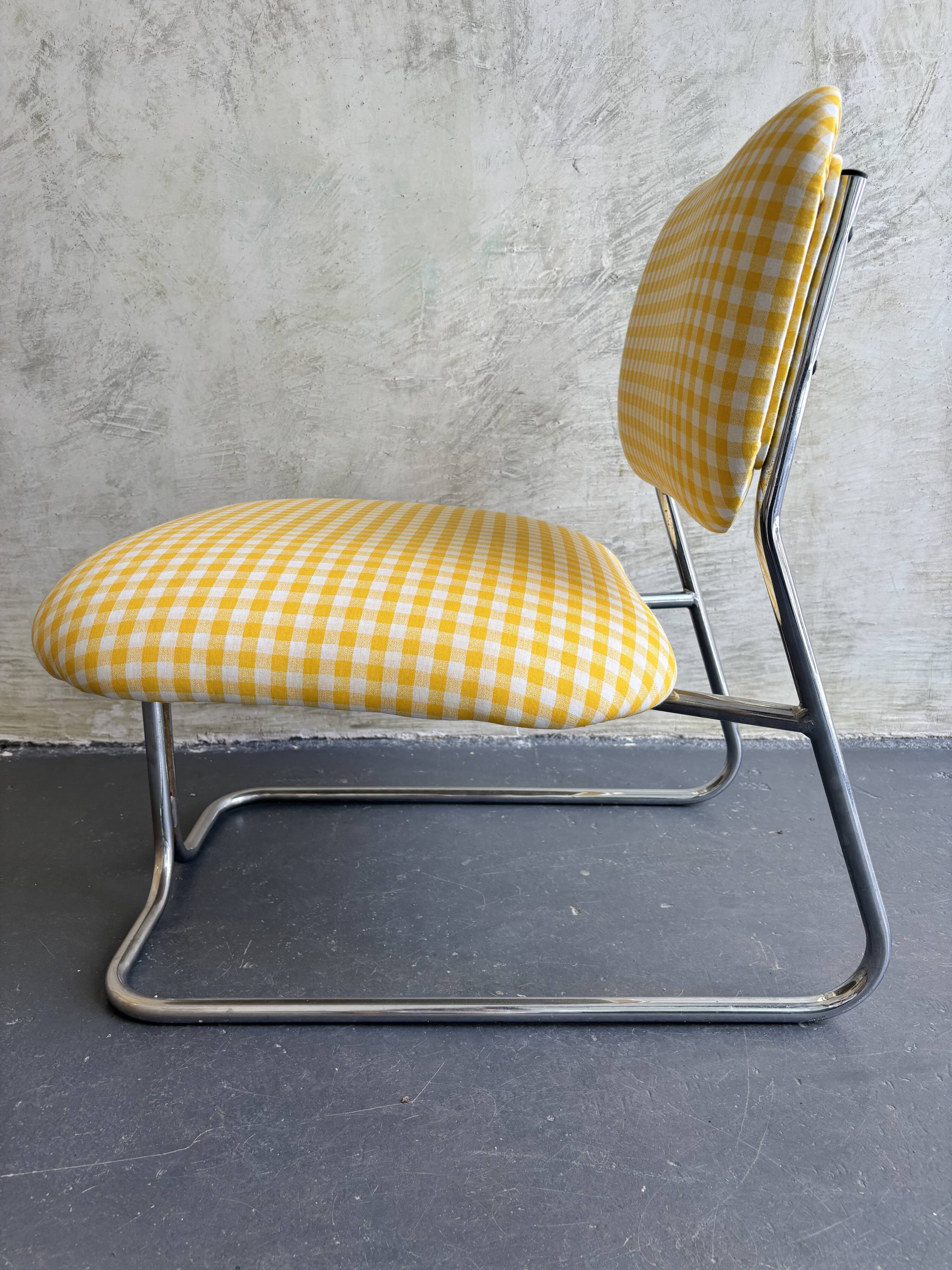 Fauteuil à carreaux vichy.