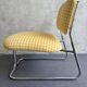 Fauteuil à carreaux vichy.