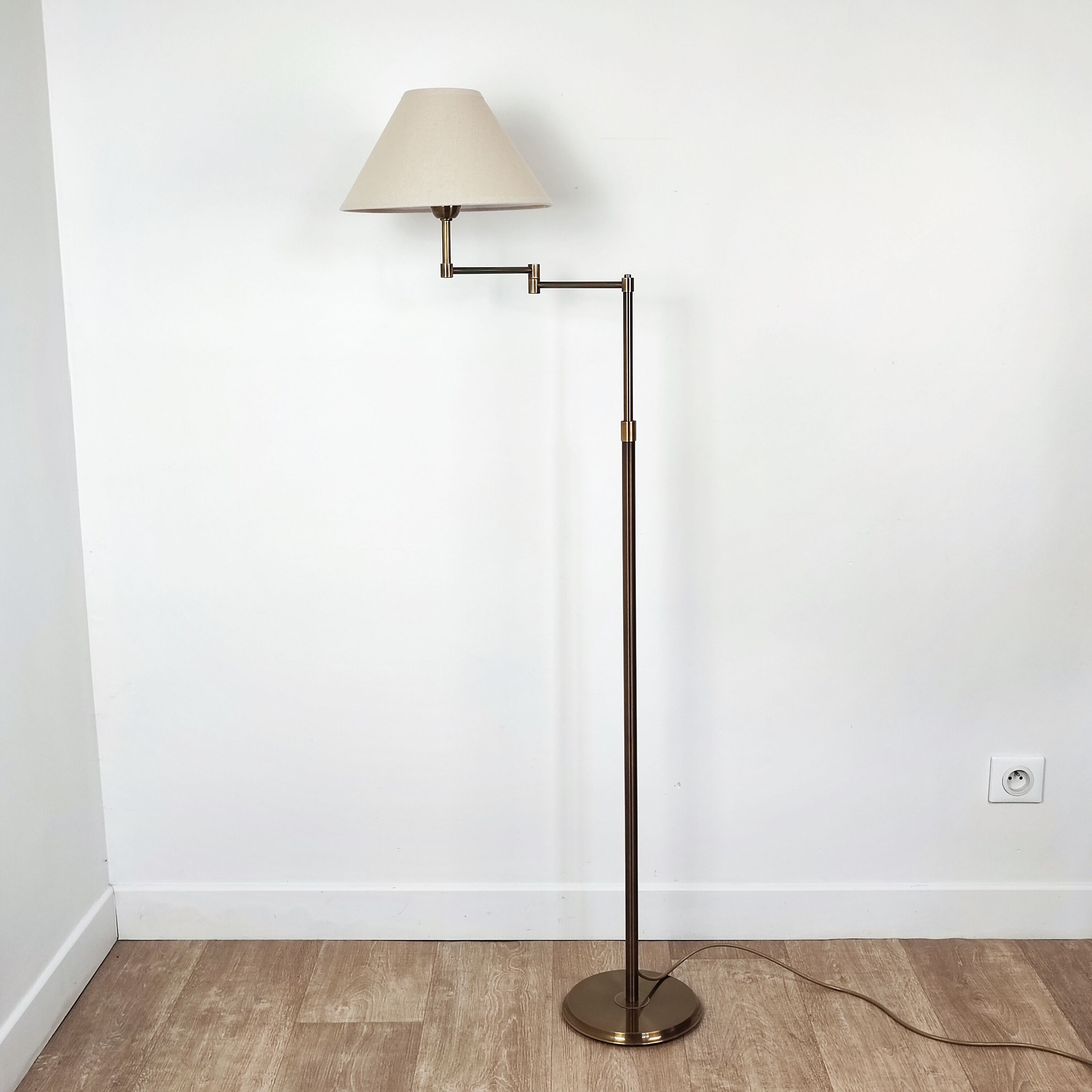 Floor lamp reading 80'