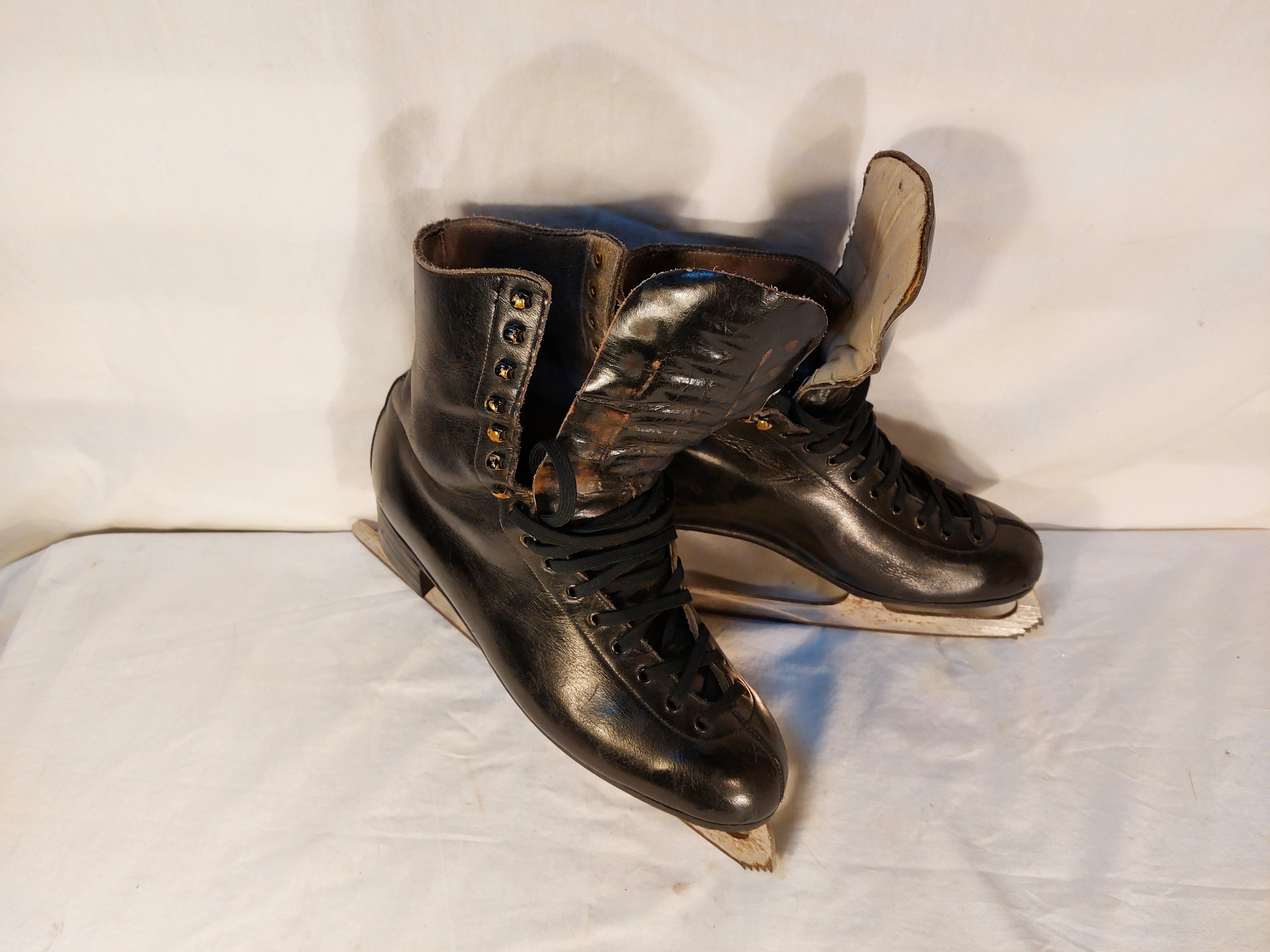 Pair of vintage ice skates Alviera