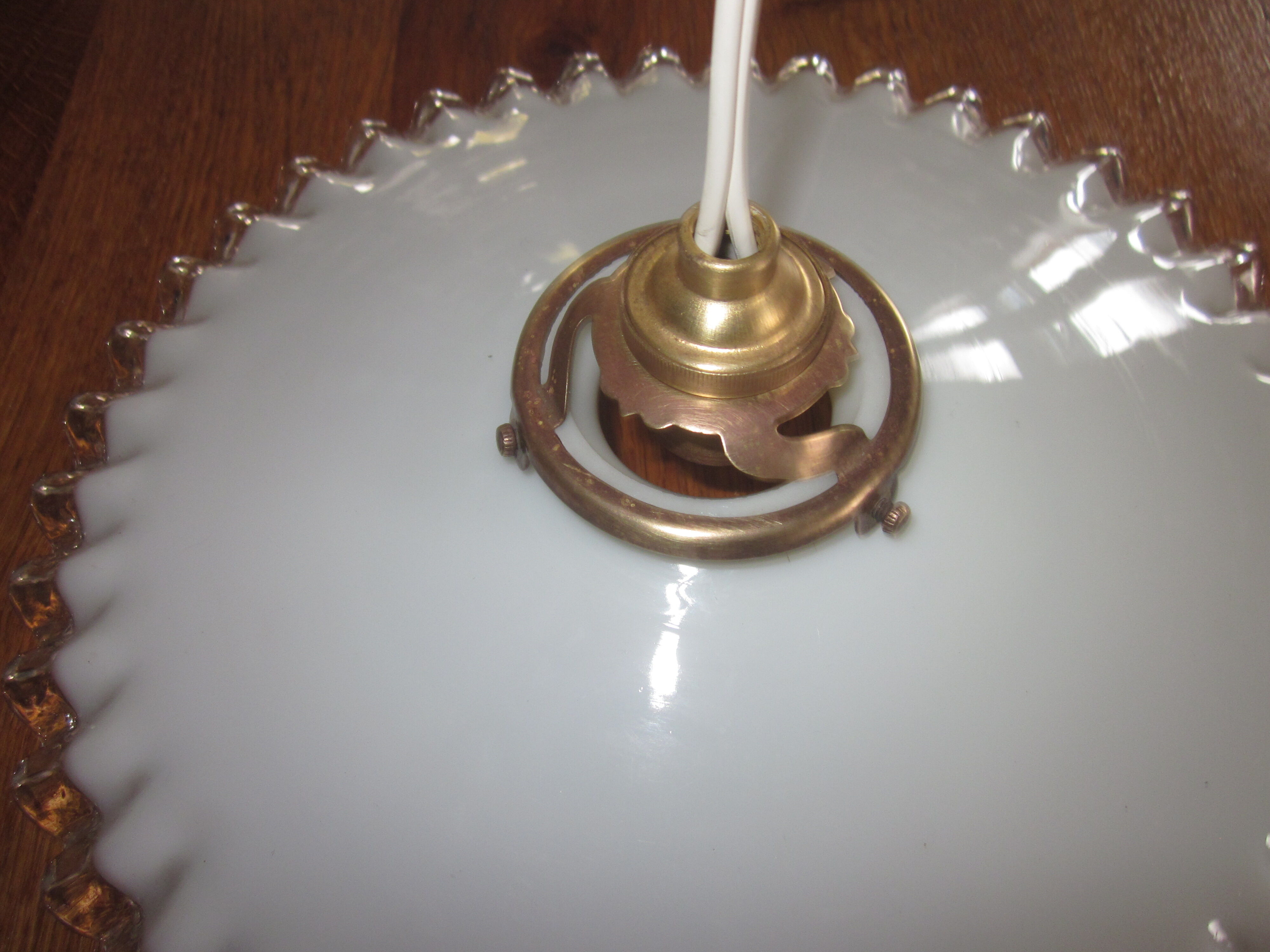 Old suspension in dentelè opaline