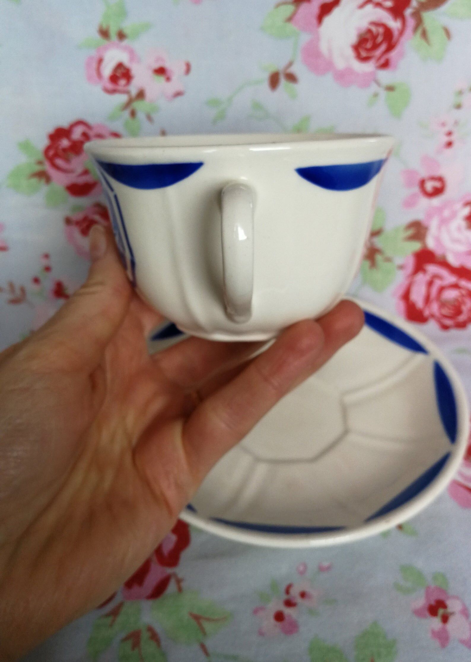 Ancienne tasse et soucoupe K&G Luneville - Motif pochoir fruits bleus géométrique