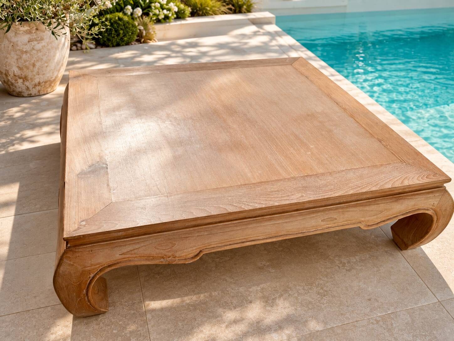 Grande table basse Opium en teck massif cérusé 155 x 155 cm