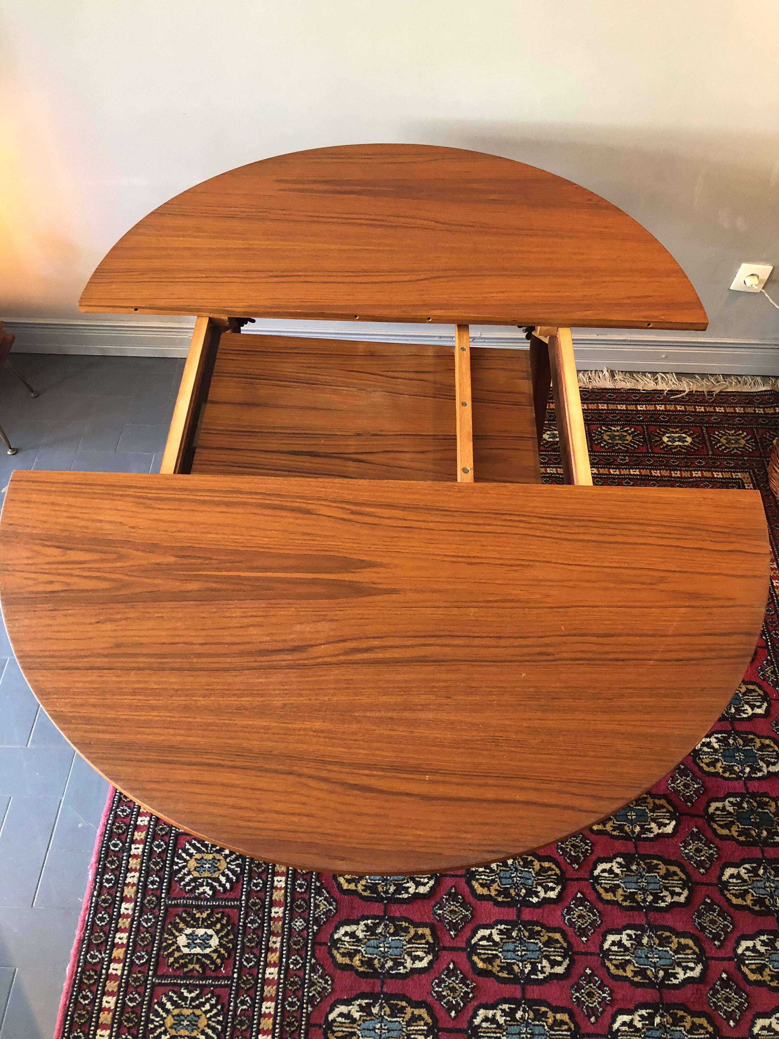 Extendable vintage roundtable