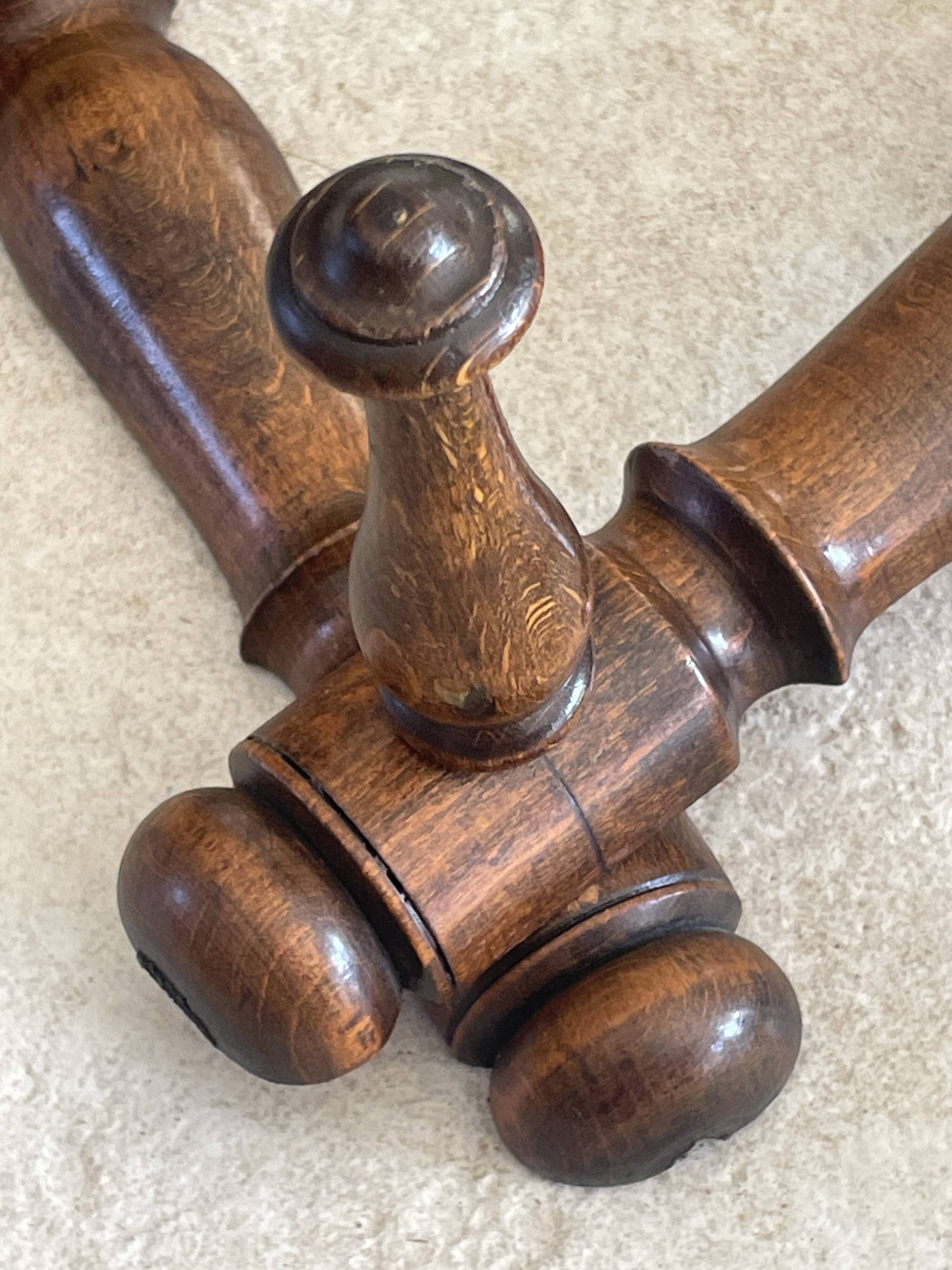 Wall-mounted accordion coat rack made of turned wood