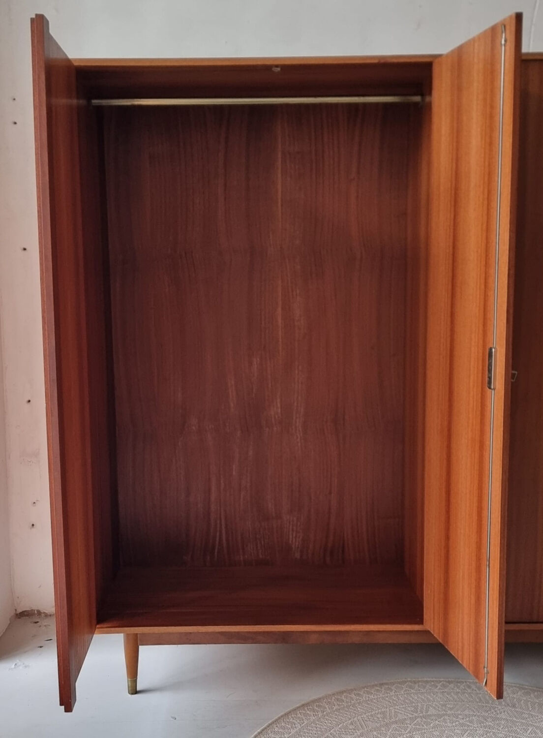 Armoire du milieu du siècle