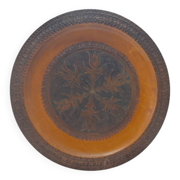 Assiette en bois sculptée à la main des années 1960 - Motifs floraux et spirales complexes