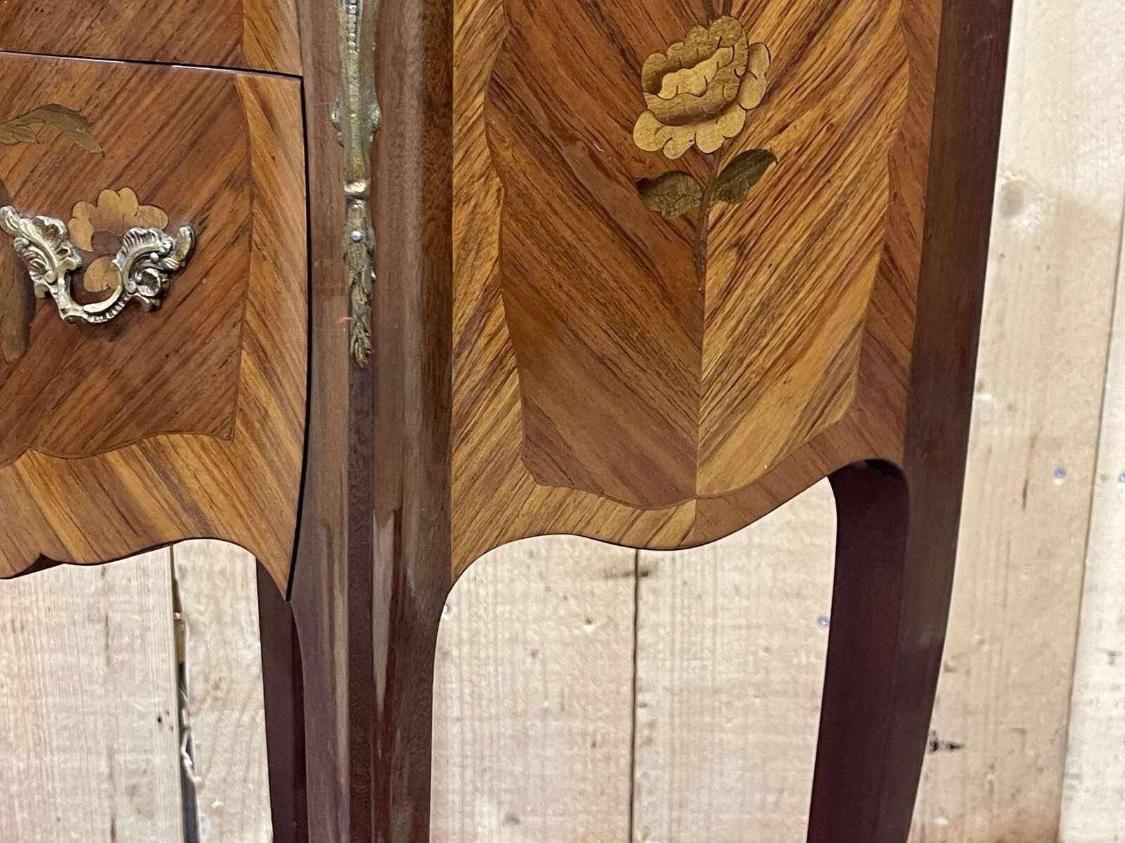 Chevet de style Louis XV en bois de rose, chêne et dessus marbre - fabrication des années 70