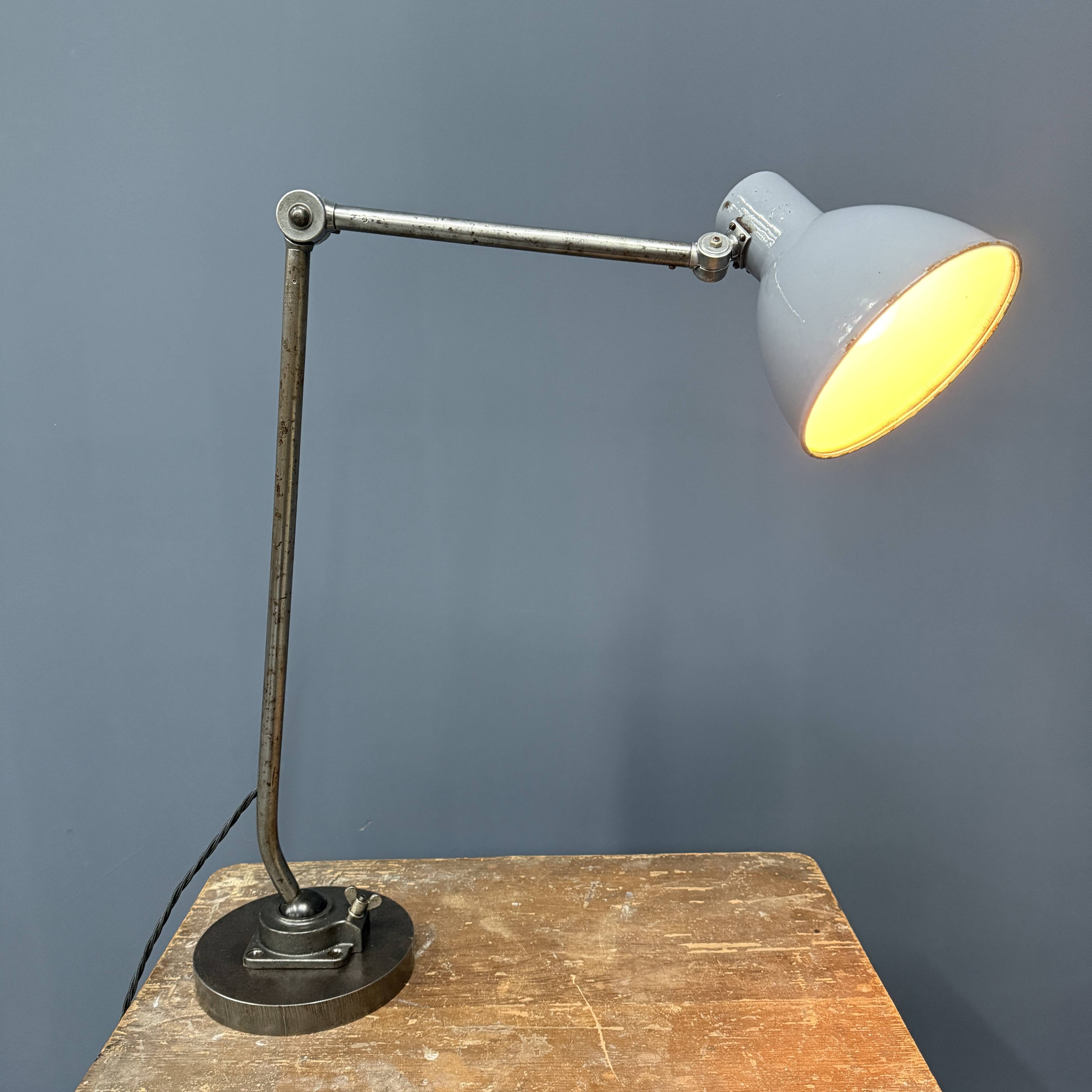 Grande lampe de table d'atelier Kandem modèle 566