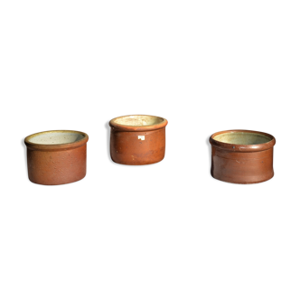 Lot de trois petits pots en grès