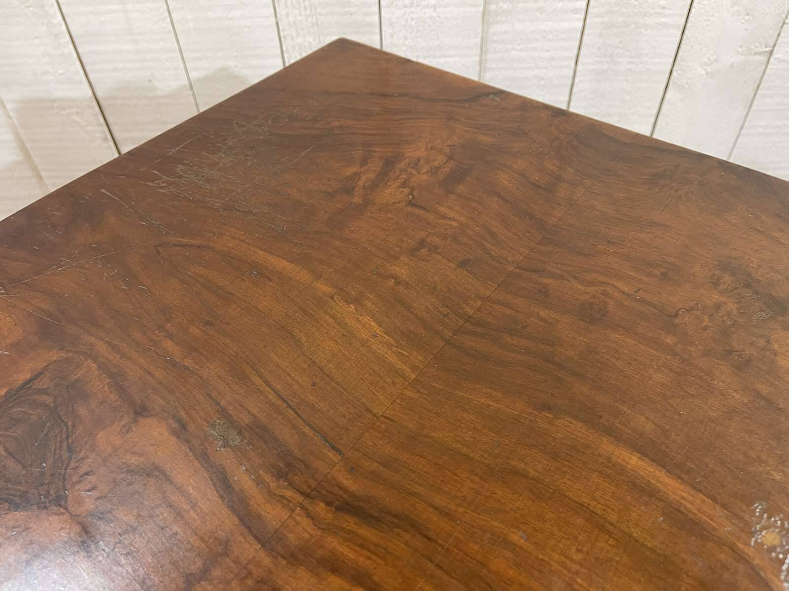 Buffet anglais en noyer des années 1930