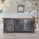 Industrial row in metal and oak.