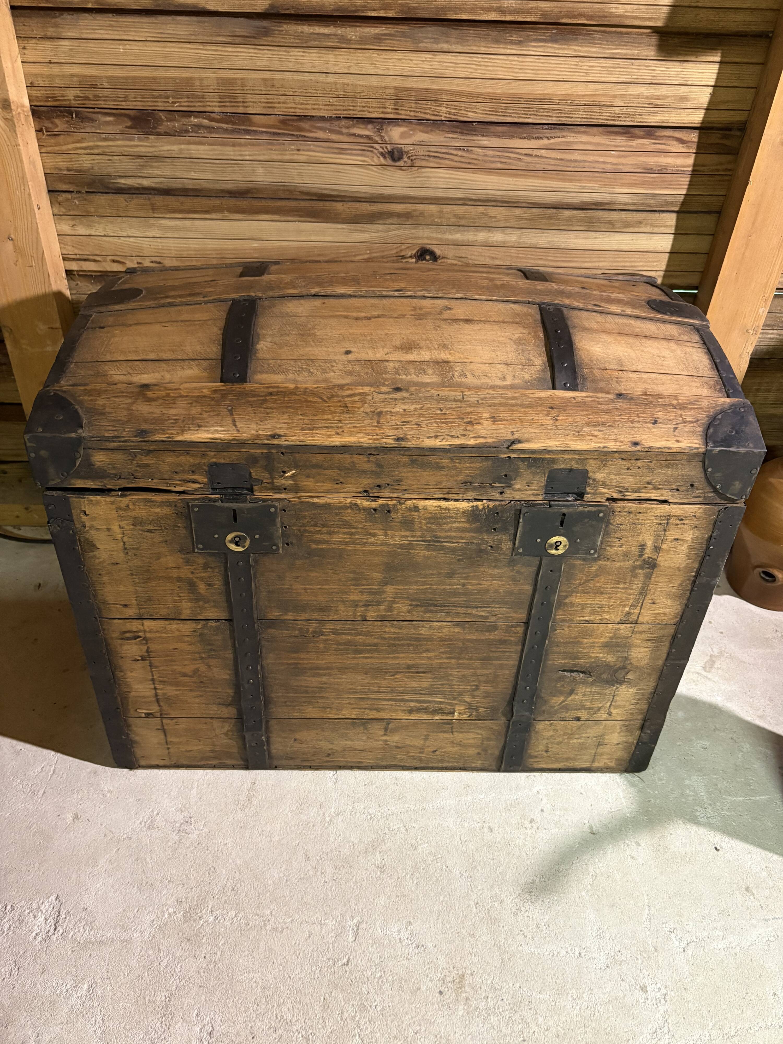 Renovated old wooden trunk – storage box / vintage decor