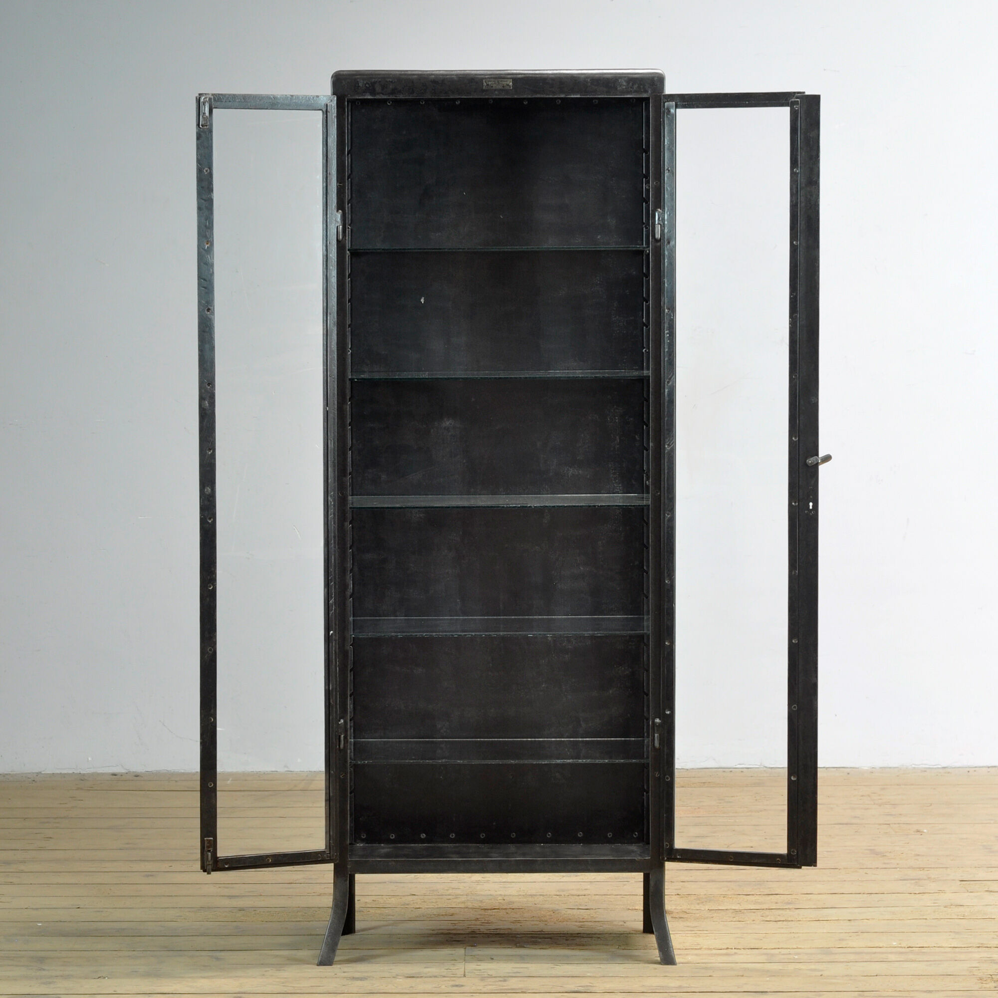 Cabinet de médecine en fer poli, années 1910