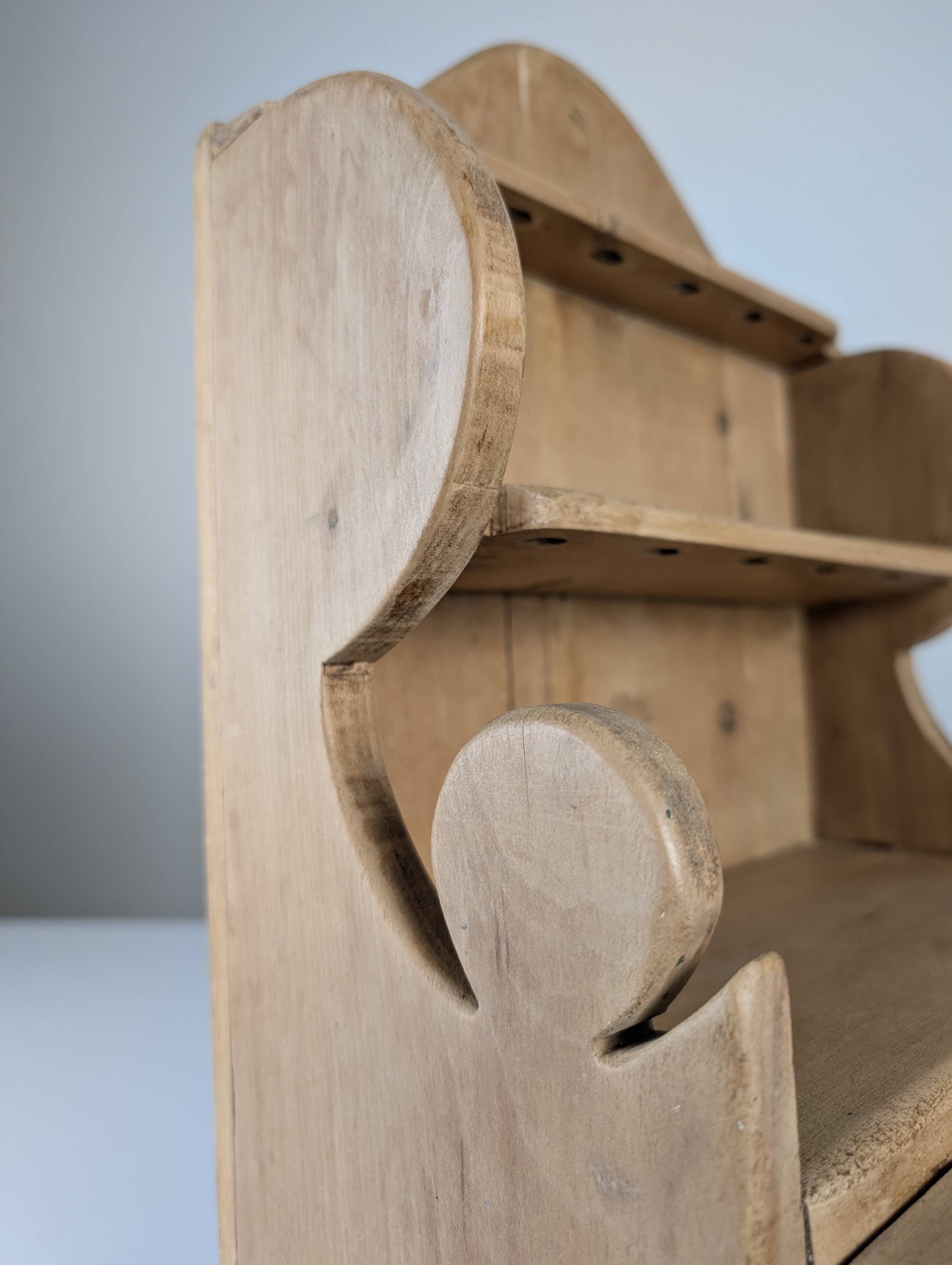Étagère en pin sculpté à la main, style art populaire, 1 tiroir, 1950
