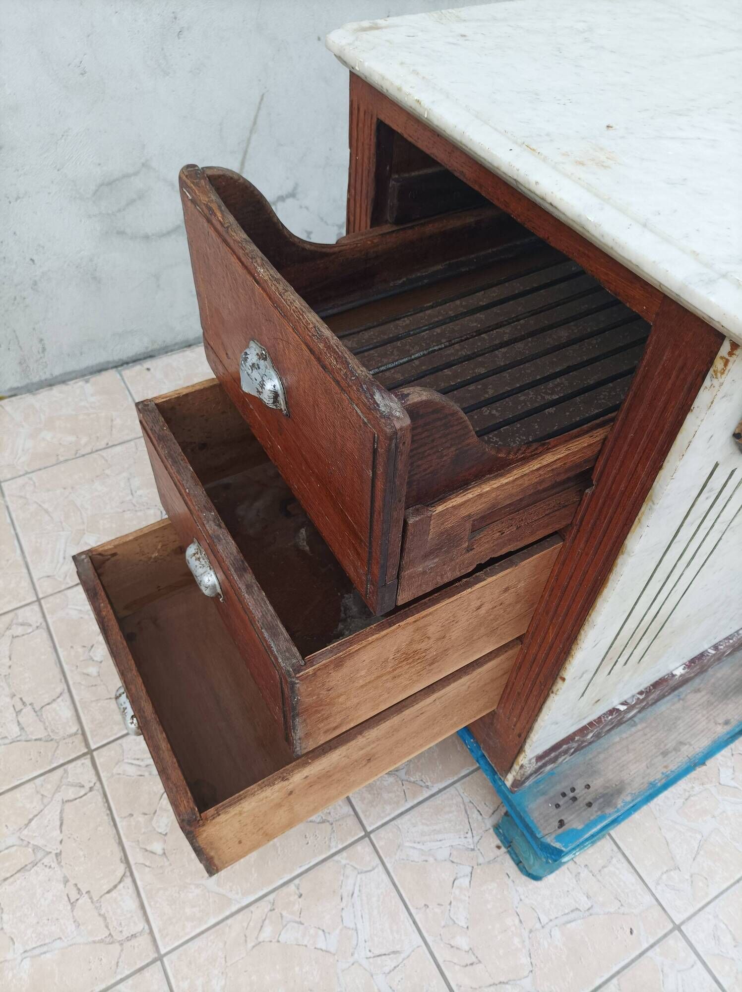 Central island shop counter in marble and oak, Art Deco period.