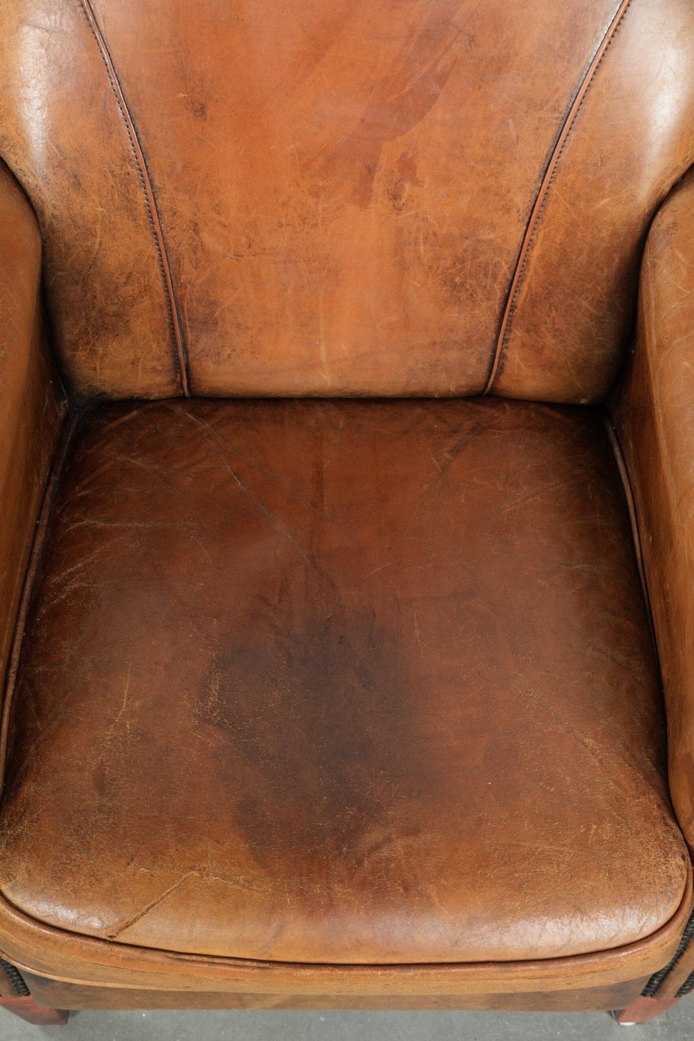 Sheepskin armchair with a beautiful vintage look and decorative nail finish