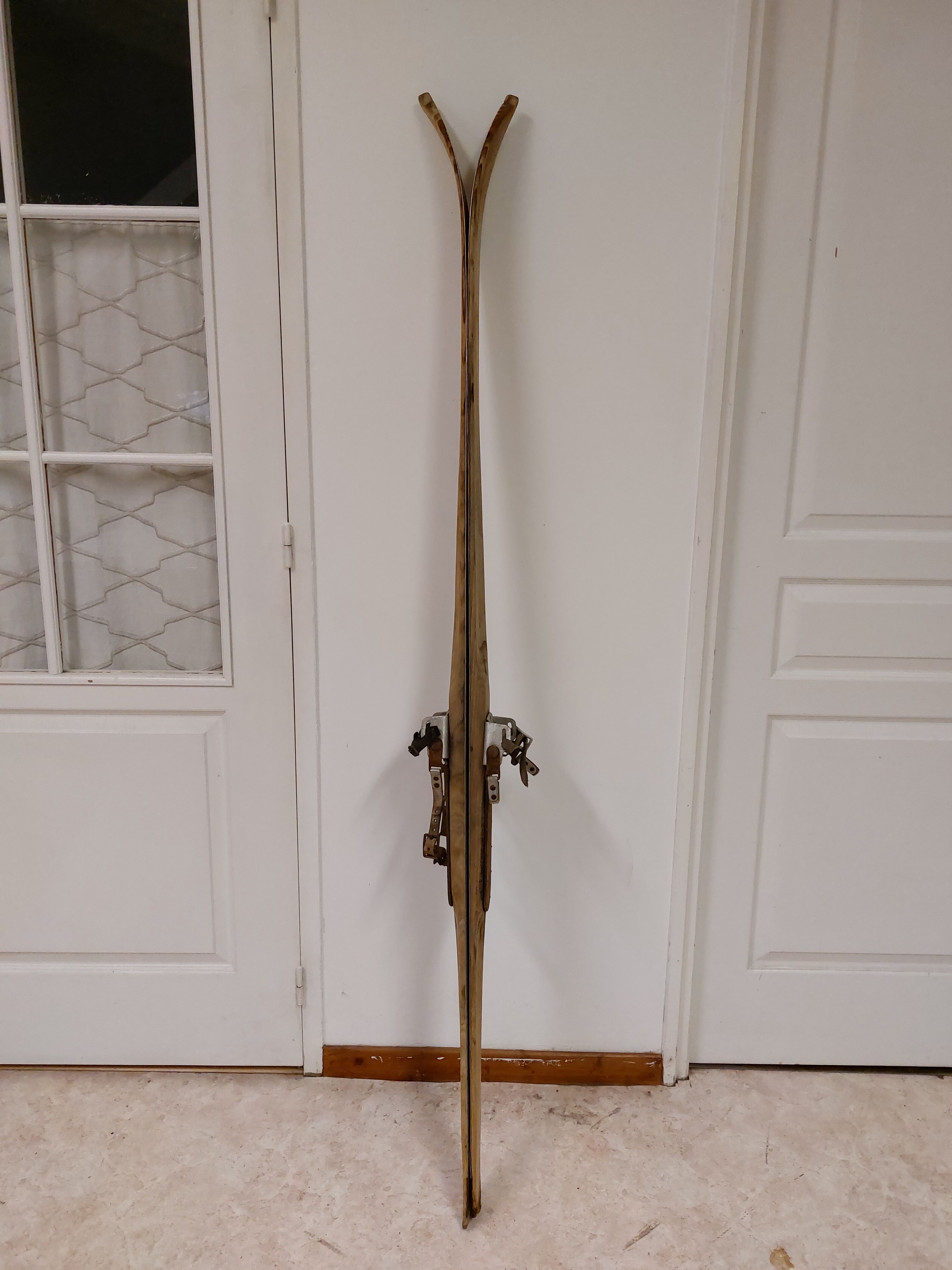 Pair of old skis in wood and zinc 175 cm