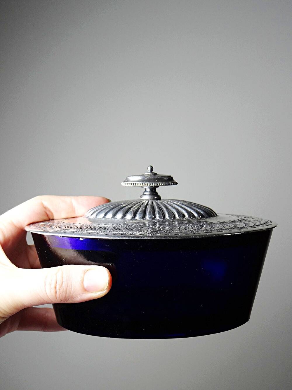 Victorian bonbonnière by George T. & Co, cobalt glass and silver-plated metal, 19th century.