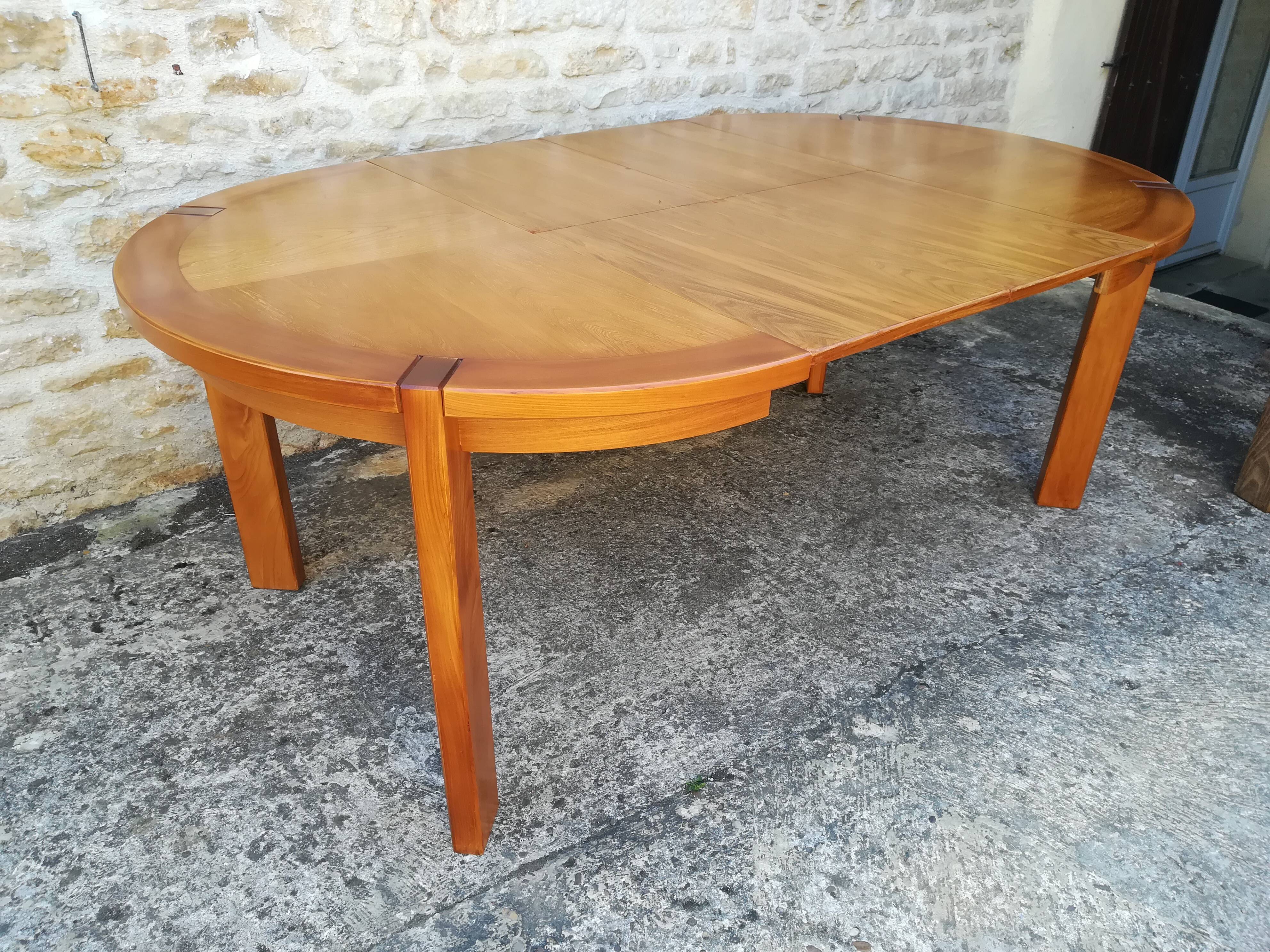 House Regain elm table with two extensions
