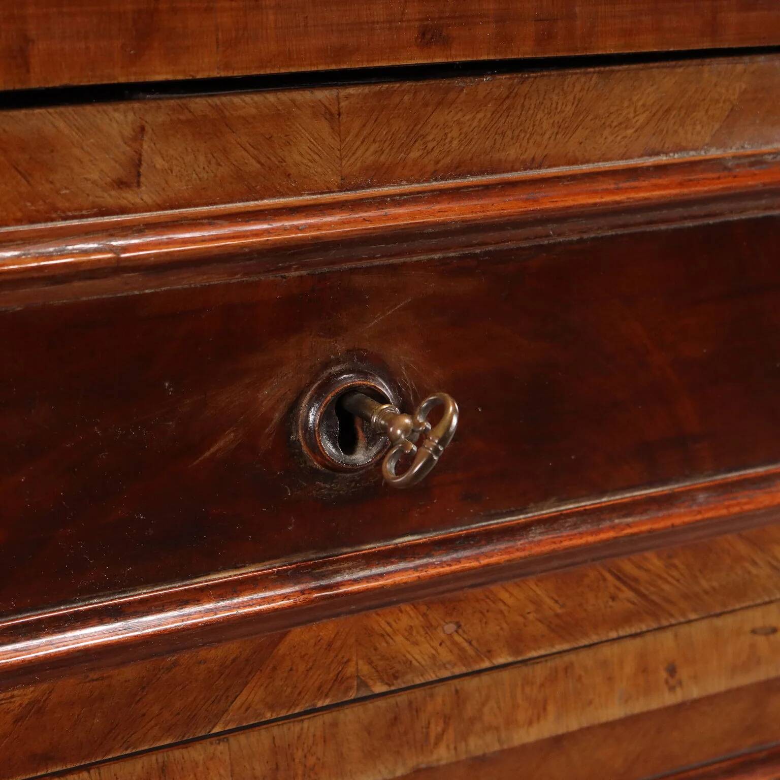 Antique chest of drawers in cherry and poplar, 19th century