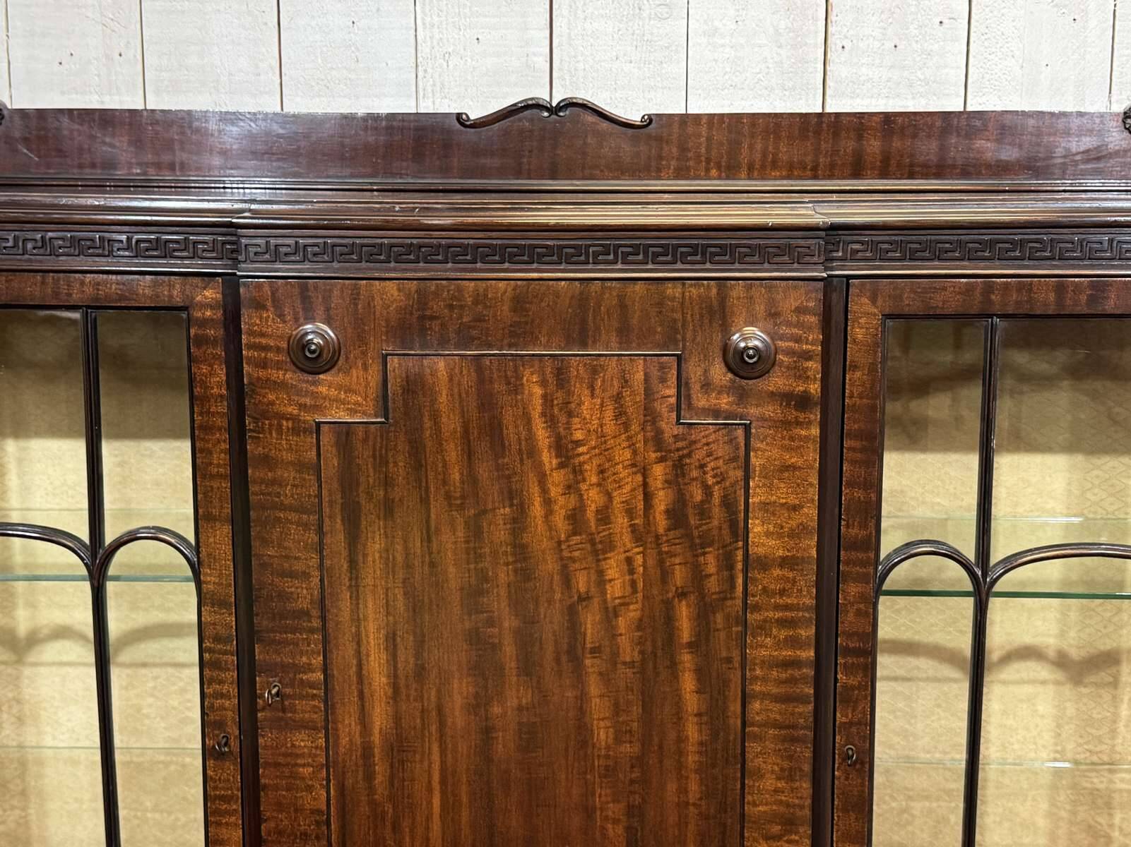Vitrine Anglaise Chippendale 3 portes début XXème en acajou