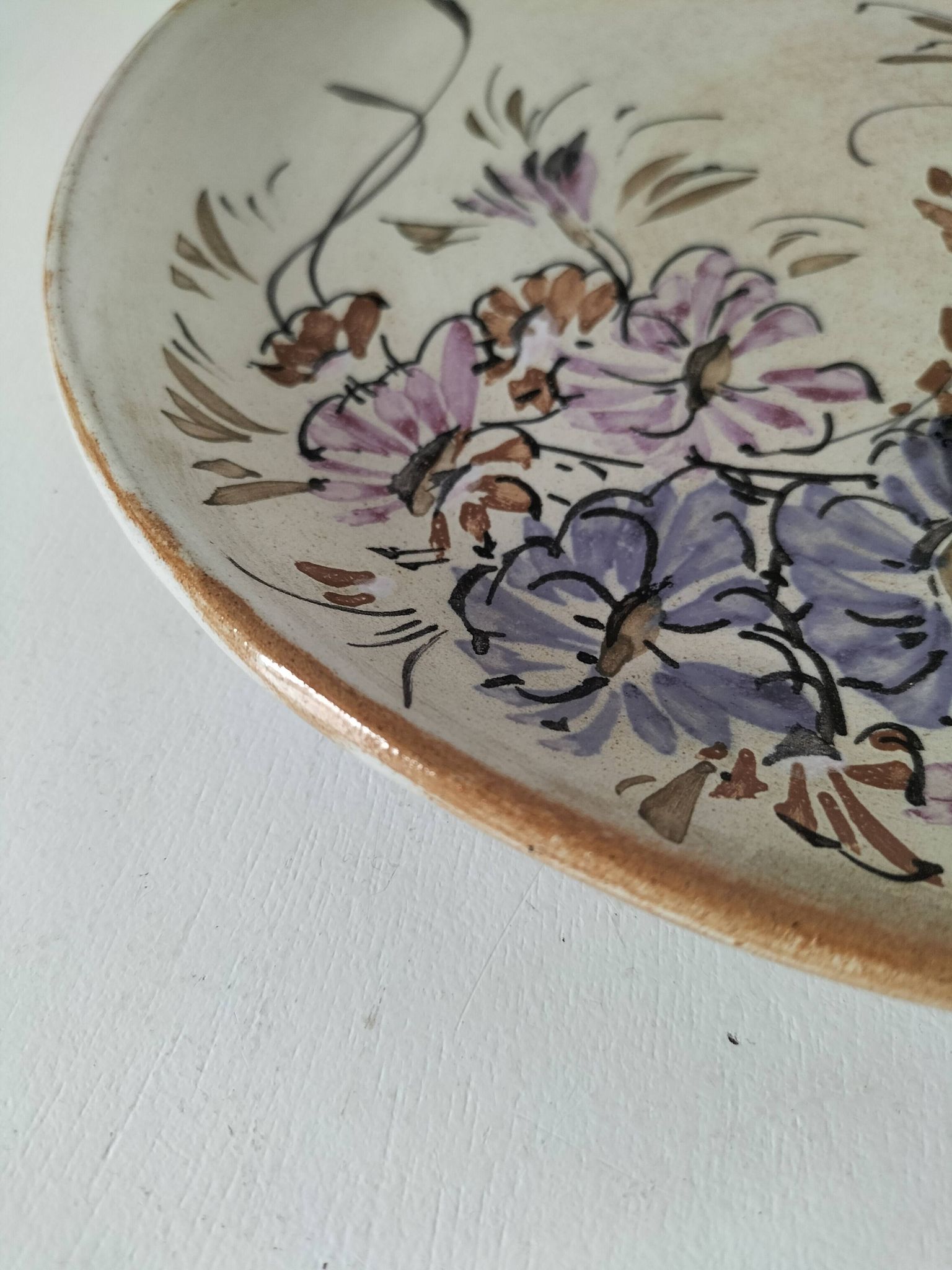 Assiette en grès décor floral peint à la main