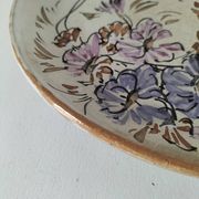 Assiette en grès décor floral peint à la main