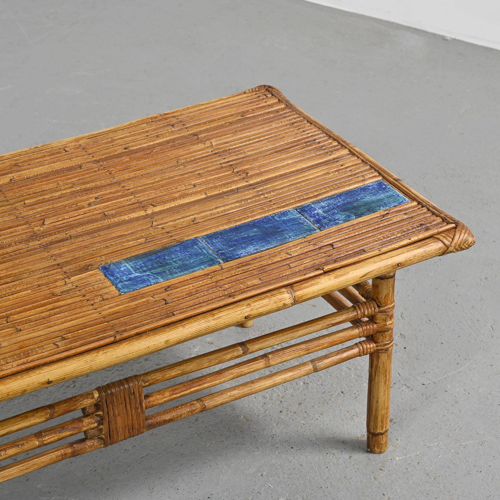 Table basse à carreaux de céramique bleus par Robert et Jean Cloutier