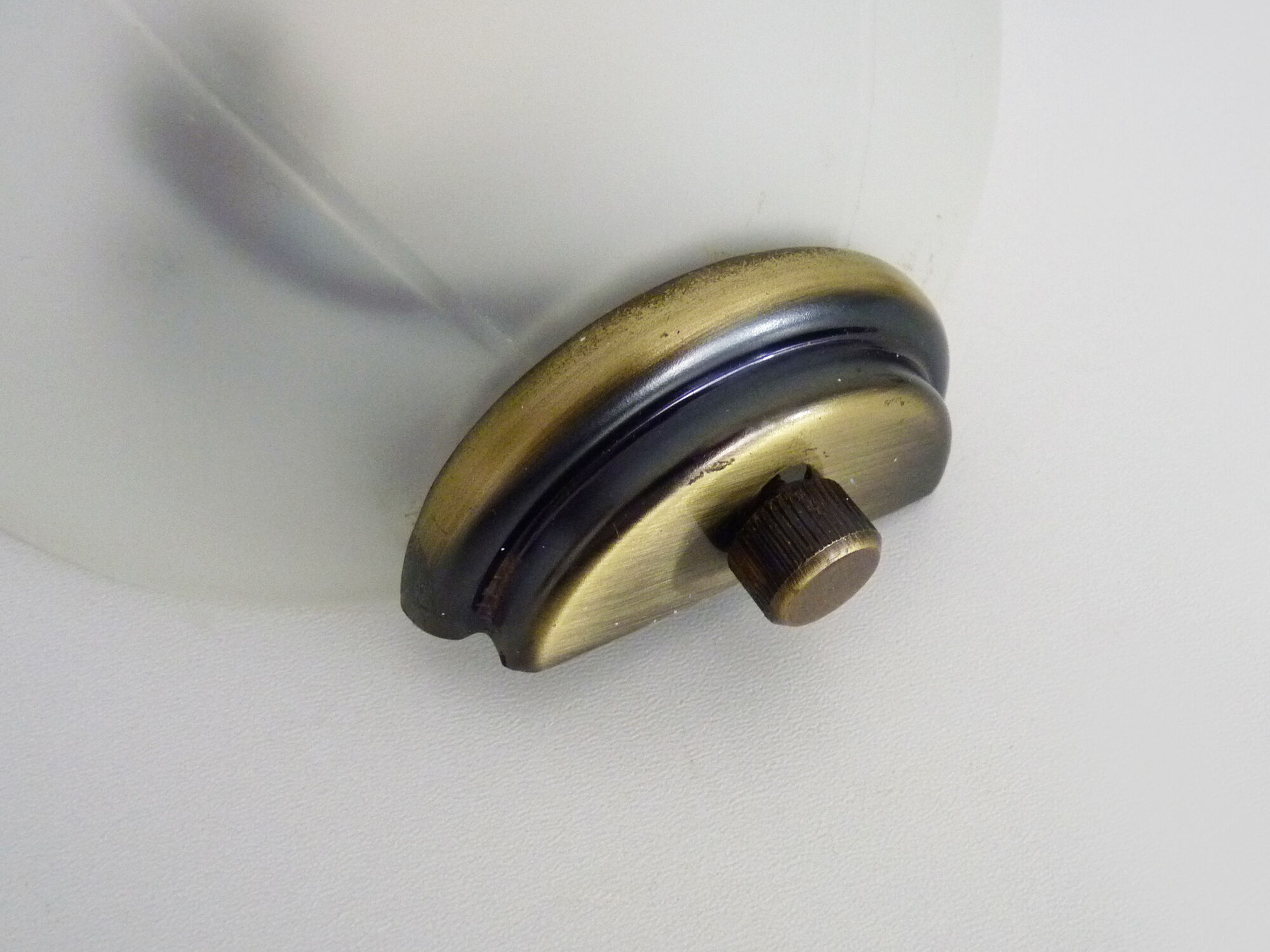 Pair of Vianne wall sconces in gilded metal and white shell-style glass