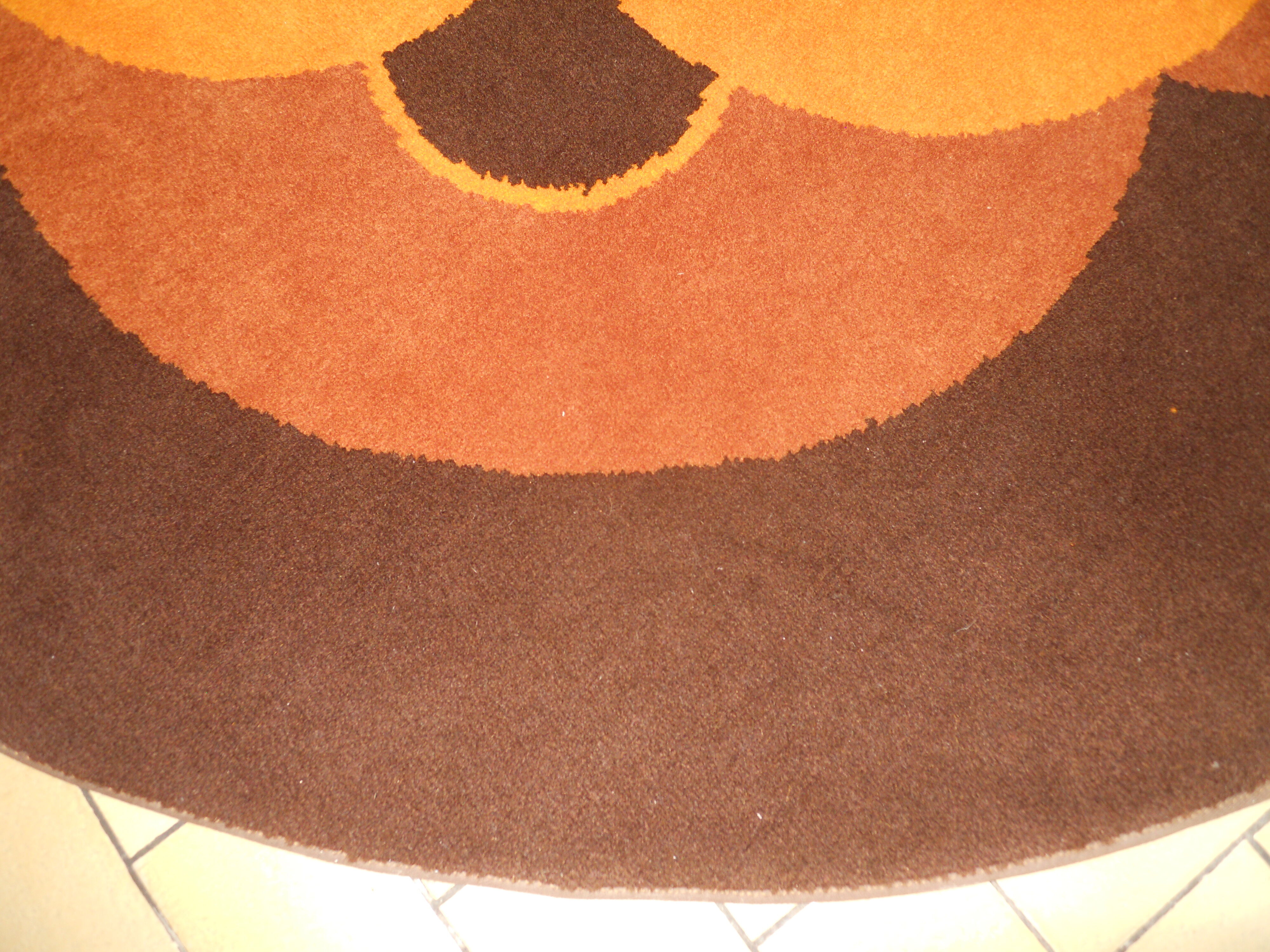 Vintage round rug with flower design