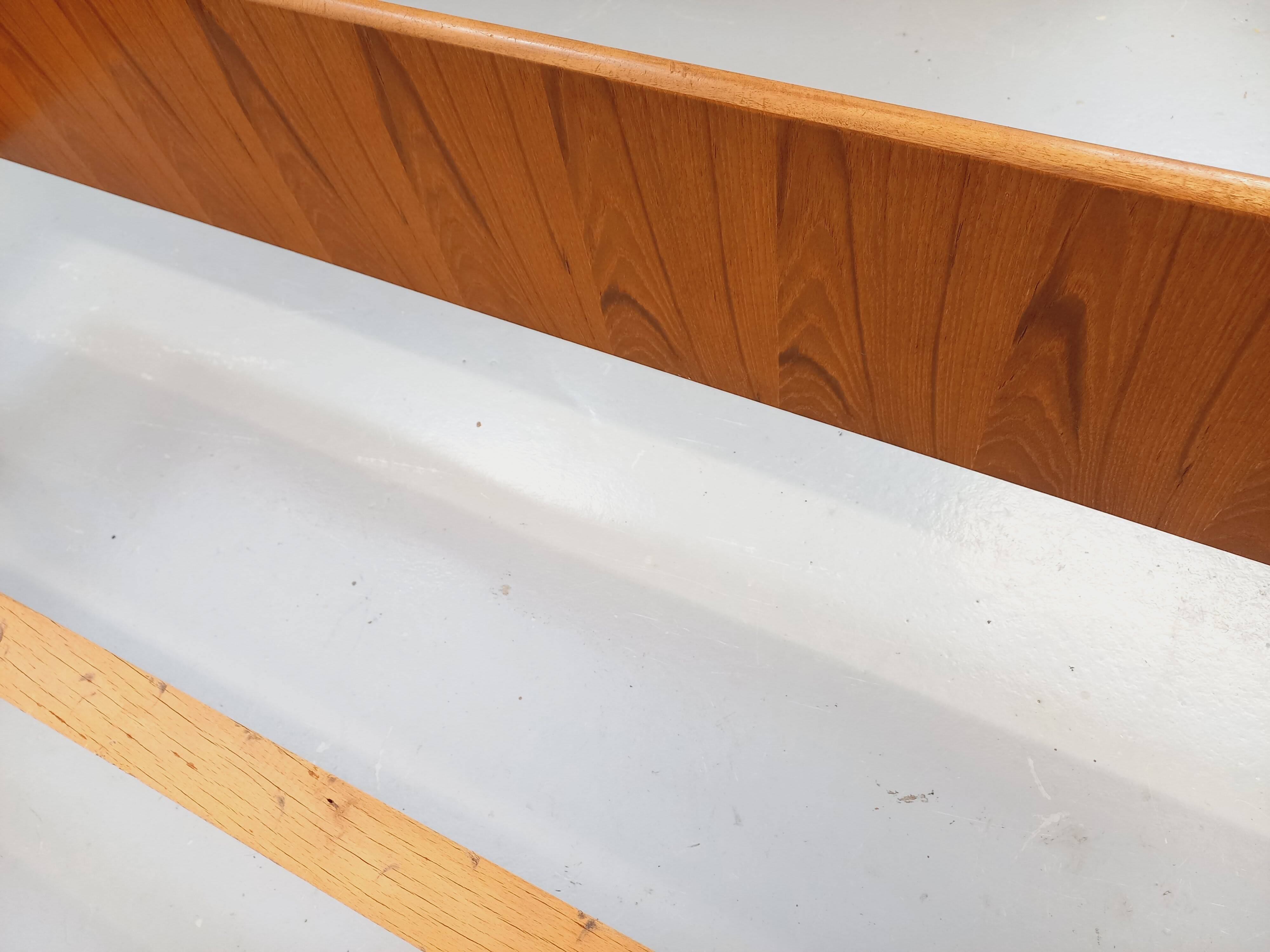 Lit double vintage scandinave en teck des années 60 avec chevets intégrés