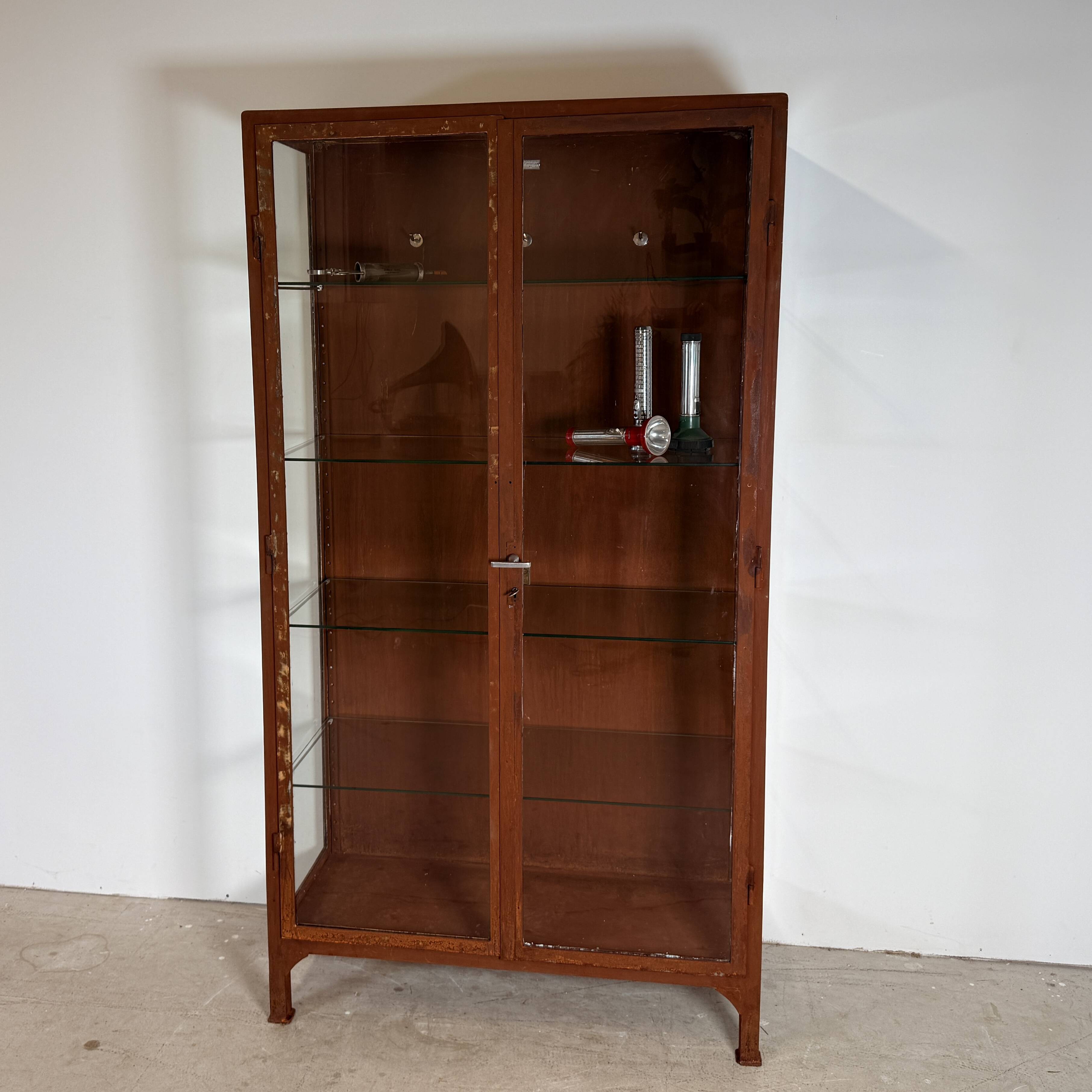 Vitrine vintage de mancave pour médecin avec traitement anti-rouille.