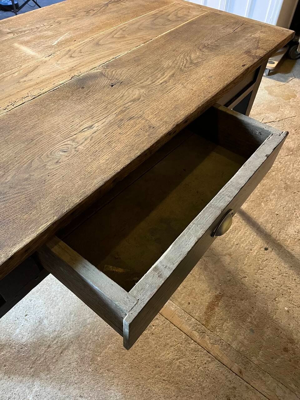 Farmhouse table - black legs