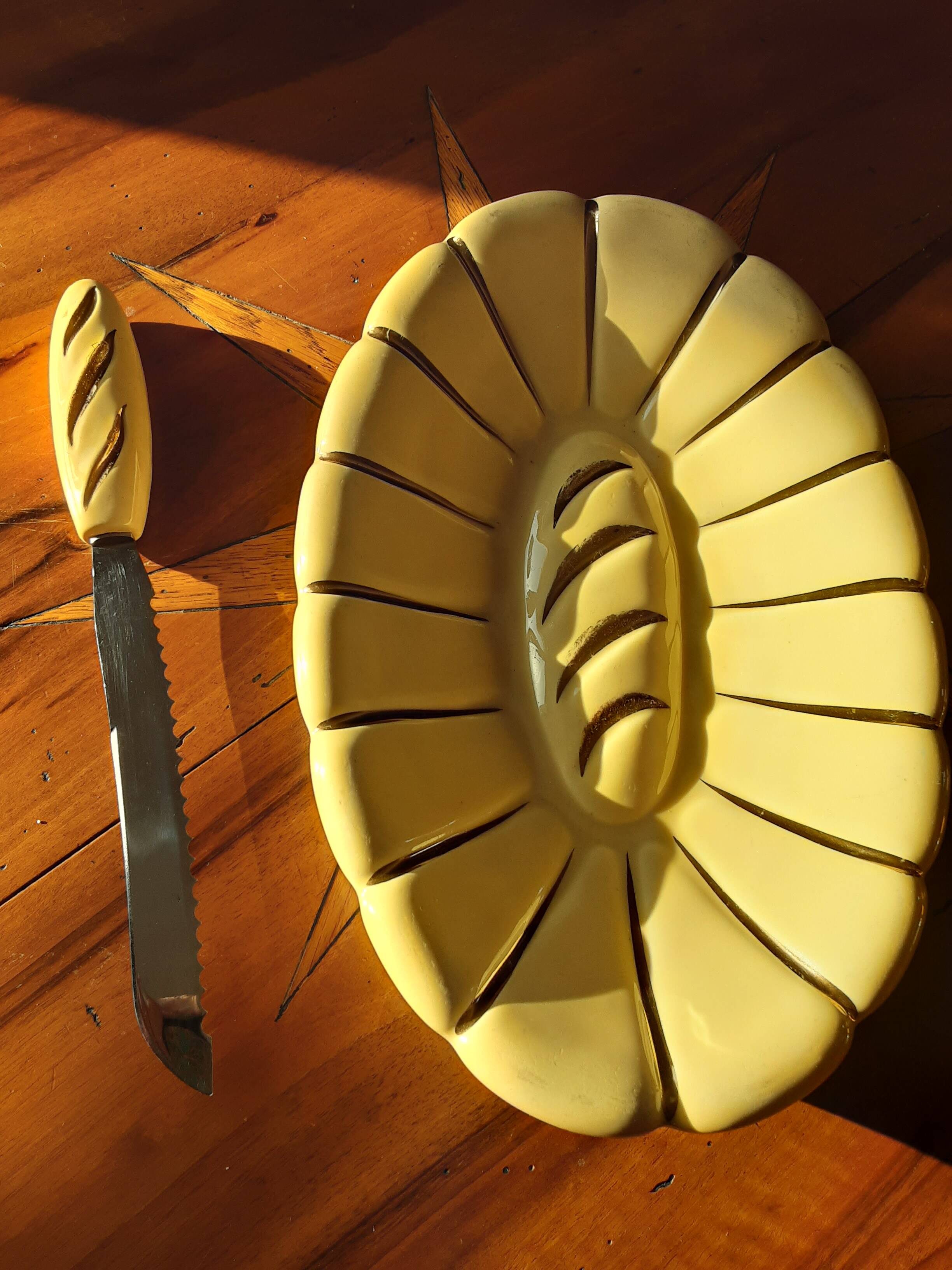 Bread basket and knife