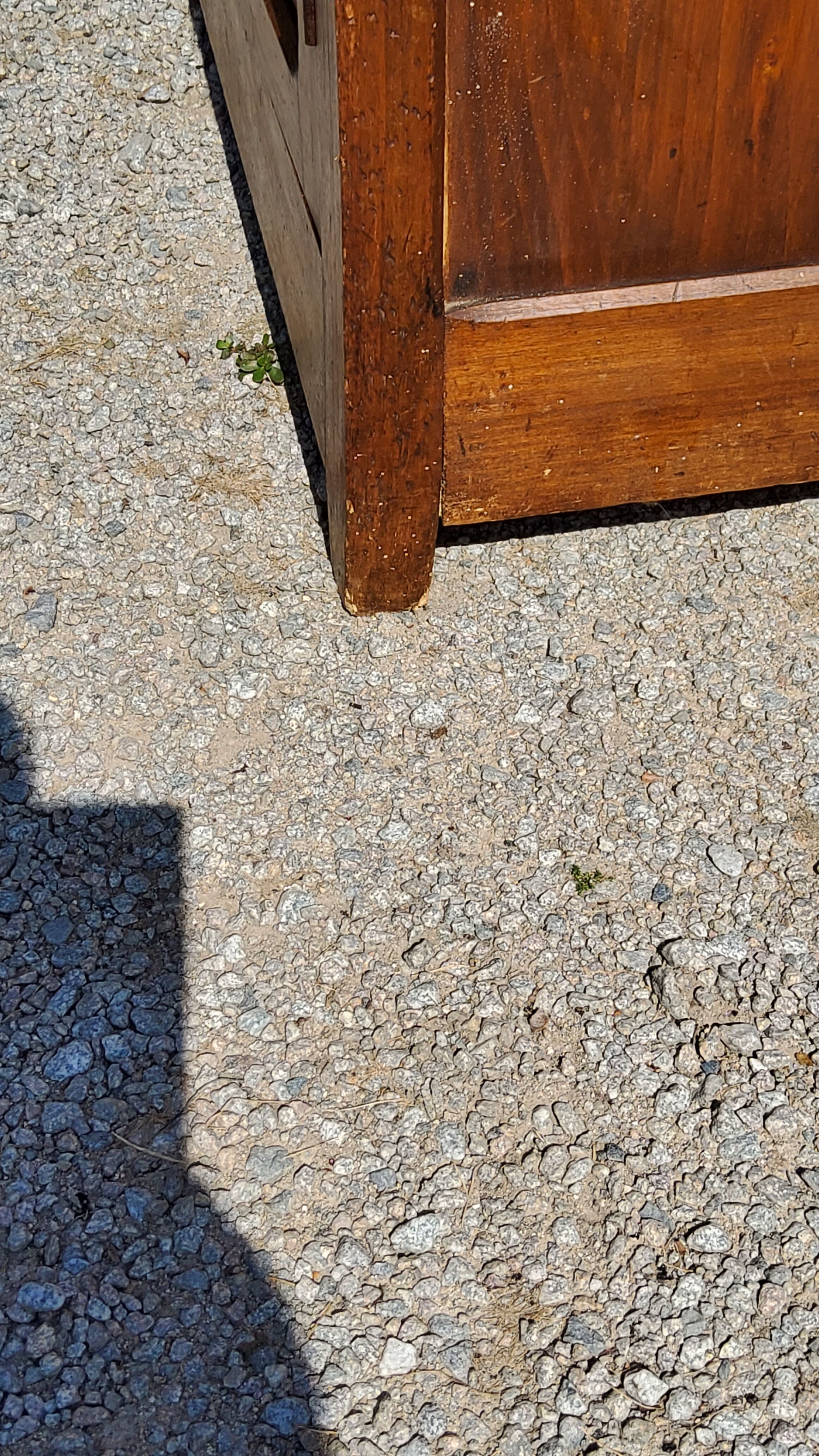 Buffet parisien à hauteur d’appui en peuplier 2 portes 2 tiroirs des années 20
