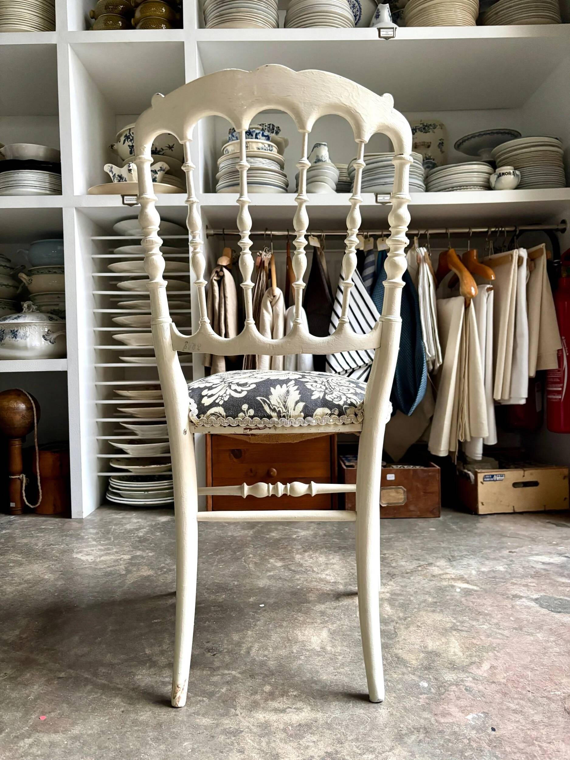 Chaise Napoléon III en bois blanc et coton "Grands Pavots" Antoinette Poisson