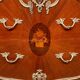 Commode de style Louis XV. Marqueterie, décoration en bronze doré.