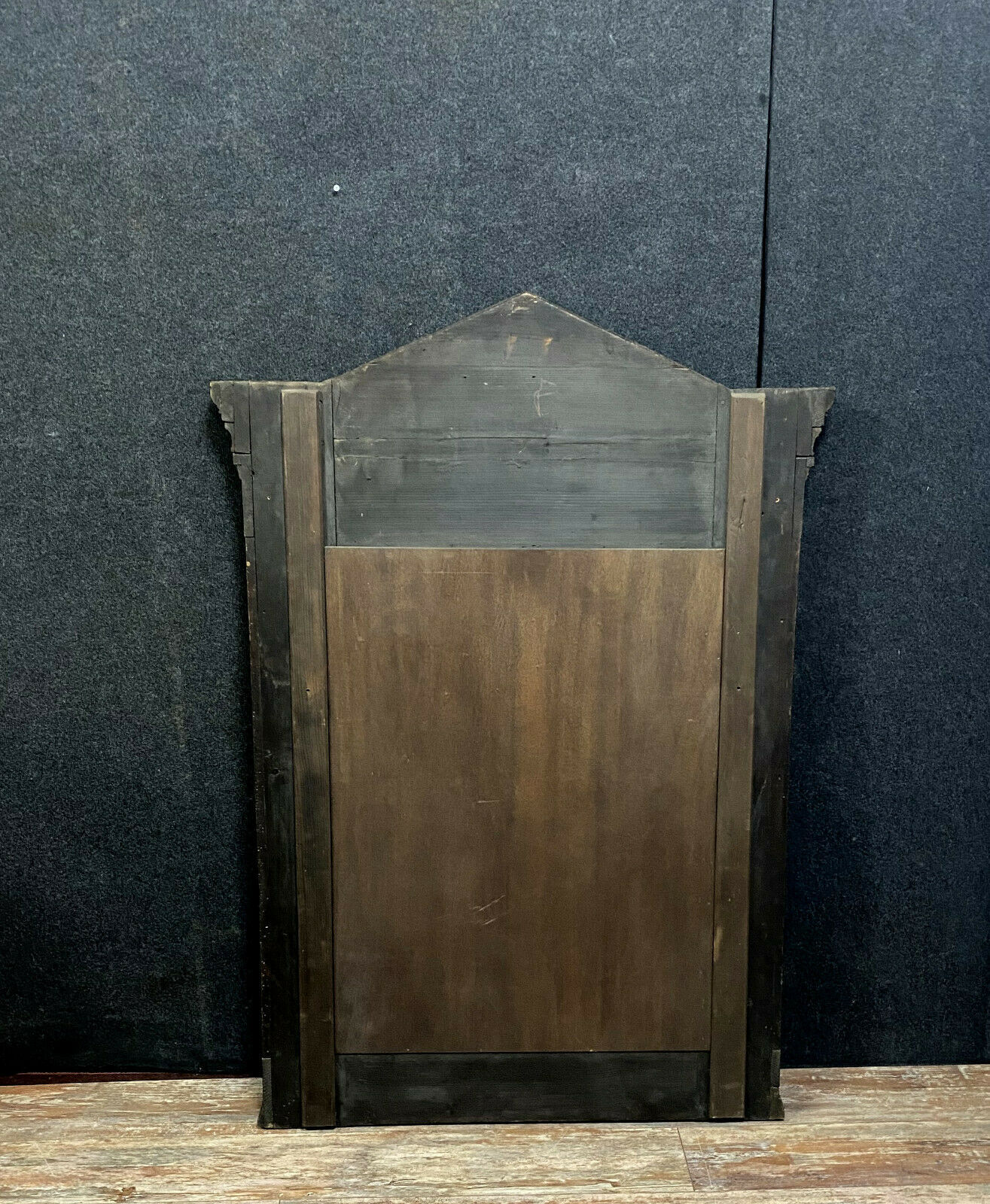 Miroir Renaissance de forme pyramidale en bois naturel