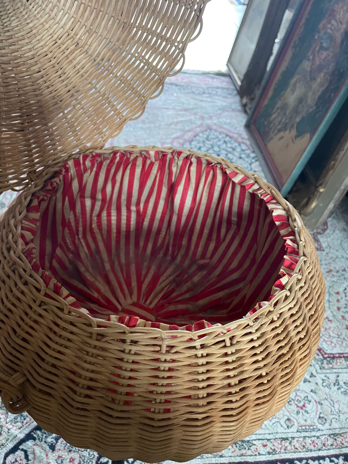 Wicker basket on foot fabric inner covering