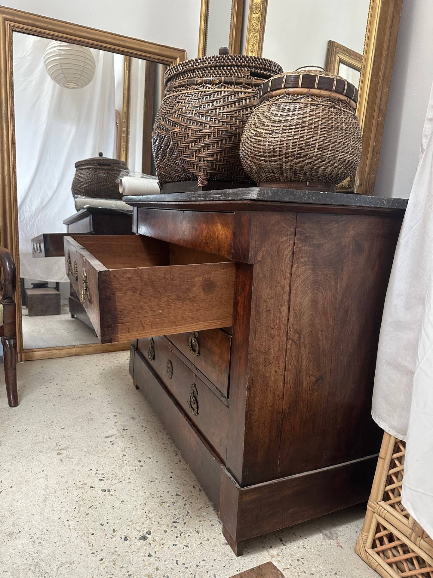 Chest of drawers in wood and gray marble with 4 drawers nineteenth century