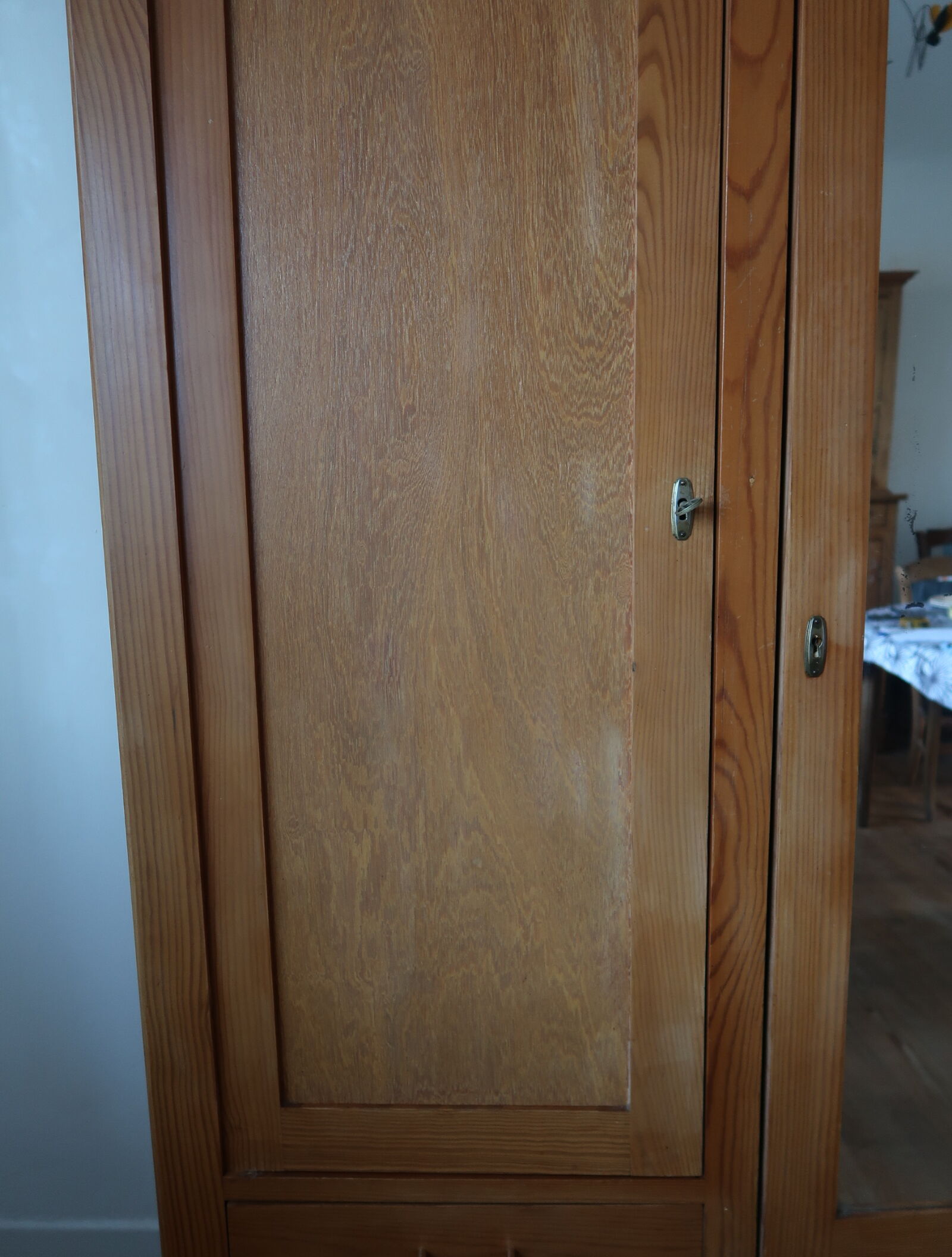 Armoire pieds compas