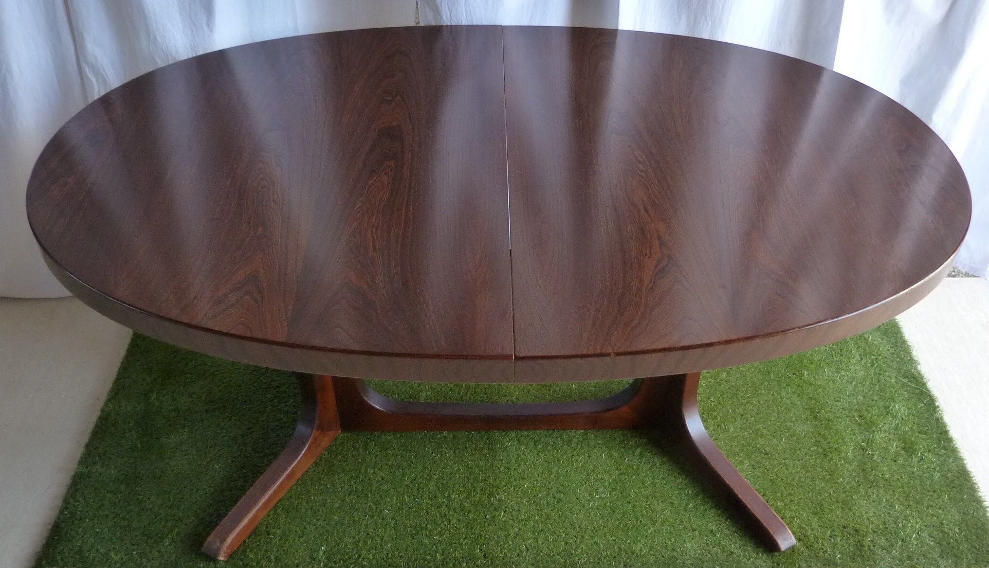 Extendable oval table