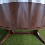 Extendable oval table
