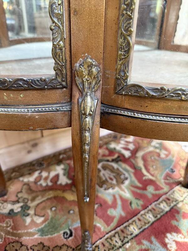 Vitrine galbée de style Louis XVen bois peint et bronze