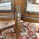 Vitrine galbée de style Louis XVen bois peint et bronze