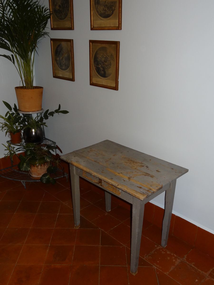 80 x 52 cm side table